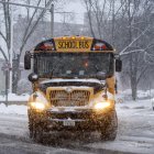 Un autobús escolar circula por la nieve en Melrose, Massachusetts