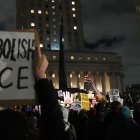 Personas participan en una protesta contra el Servicio de Inmigración y Control de Aduanas (ICE) en Nueva York el 7 de enero de 2026, después de que un agente del ICE matara a tiros a una mujer en Minneapolis.