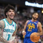 El base de los Charlotte Hornets, LaMelo Ball, reacciona tras clavar el balón para encestar mientras el base de los Denver Nuggets, Jamal Murray, observa en la segunda mitad de un partido de baloncesto de la NBA el domingo 18 de enero de 2026 en Denver.