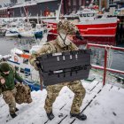 Soldados daneses desembarcan en el puerto de Nuuk, Groenlandia, el domingo 18 de enero de 2026