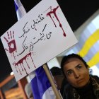 Una mujer protesta en solidaridad por la represión en Irán