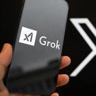 (Archivo) Una imagen con el logo de la IA Grok y de la red social X