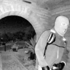 Individuo armado en la puerta principal de Nancy Guthrie