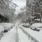 La nieve cubre los coches en una calle de Nueva York. Una fuerte tormenta de nieve azota el noreste de EEUU.