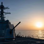 El destructor lanzamisiles de la clase Arleigh Burke USS Pinckney (DDG 91) navega durante la Operación Epic Fury, el 12 de marzo de 2026. (Foto de la Armada de los Estados Unidos)