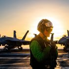 Un marinero estadounidense observa las operaciones en la cubierta de vuelo del portaaviones más grande del mundo, el USS Gerald R. Ford (CVN 78), durante la Operación Epic Fury, el 28 de febrero de 2026. (Foto de la Armada de los Estados Unidos)