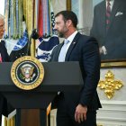 Donald Trump estrecha la mano de Mullin en el Despacho Oval