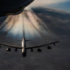 Un avión KC-135 Stratotanker de la Fuerza Aérea de los Estados Unidos se prepara para repostar un avión B-52H Stratofortress durante la Operación Epic Fury sobre la zona de responsabilidad del Mando Central de los Estados Unidos, el 20 de marzo de 2026. (Foto de la Fuerza Aérea de los Estados Unidos)