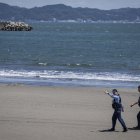Agentes de policía piden a la gente que evacúe una playa desierta debido a una alerta de tsunami en la ciudad de Fujisawa, en la prefectura de Kanagawa, el 30 de julio de 2025. El 30 de julio, varios tsunamis azotaron zonas del Lejano Oriente ruso y de Japón tras un potente terremoto de magnitud 8,8, y se emitieron alertas en todo el Pacífico por olas de más de tres metros (10 pies) en algunos lugares.