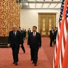 El presidente de China, Xi Jinping (derecha), y el presidente de Estados Unidos, Donald Trump, llegan a un banquete de Estado en el Gran Salón del Pueblo en Pekín el 14 de mayo de 2026.