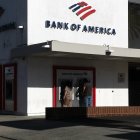 Personas utilizan los cajeros automáticos de una sucursal de Bank of America