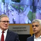 El primer ministro británico, Keir Starmer, acompañado por el alcalde de Londres, Sadiq Khan