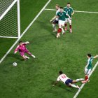 El centrocampista inglés n.º 10, Jude Bellingham, marca el primer gol de su equipo durante el partido de octavos de final del Mundial de 2026 entre México e Inglaterra, disputado en el Estadio de la Ciudad de México, en la Ciudad de México, el 5 de julio de 2026.