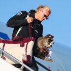 Erling Braut Haaland se baja de un avión (Archivo)
