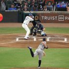 El bateador designado de la Liga Nacional, Shohei Ohtani, de los Dodgers de Los Ángeles, batea en la segunda entrada del partido de las Estrellas de la MLB en el Truist Park de Atlanta, Georgia, el 15 de julio de 2025. Tarik Daniel Skubal, de los Tigres de Detroit, de la Liga Americana, lanza una bola a Ohtani.