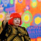 La artista japonesa Yayoi Kusama saluda durante una sesión fotográfica (Archivo)