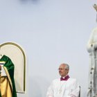 El papa León XIV (izquierda), flanqueado por el arzobispo italiano y maestro de las celebraciones litúrgicas pontificias Diego Ravelli, celebra, junto a la estatua de la Virgen María coronada, también conocida como «Nuestra Señora de Lourdes», la Santa Misa en la pradera del Santuario de Nuestra Señora de Lourdes, en el suroeste de Francia, el 27 de septiembre de 2026, en el tercer día de su visita a Francia.