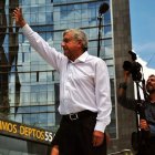 AMLO saluda al público en un acto de campaña