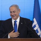 Netanyahu sonríe y saluda a los medios en una comparecen cia pública