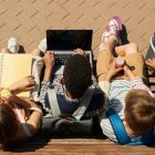 Varios niños observan un ordenador en una escuela. Posiblemente para entrar en redes sociales.