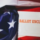 Papeleta electoral con bandera norteamericana.