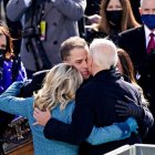 Hunter Biden abraza a su familia.