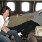 Jeffrey Epstein y Ghislaine Maxwell en un avión privado.