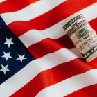 Dólares y bandera EEUU