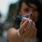 Una mujer con un cigarro de marihuana (imagen de archivo).