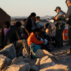 Agentes de la CBP junto a un grupo de inmigrantes en la frontera.