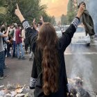 Una mujer protesta en Teherán (Irán) tras la muerte de Mahsa Amini en septiembre de 2022. Imagen de archivo.