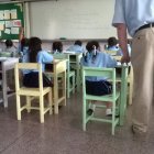 Aula de escuela con alumnos y un profesor.