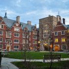 Fotografía del edificio Calhoun Collage, de la Universidad de Yale tomada el 17 de abril de 2015 por Namkota y subida a Wikimedia