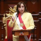 Dina Boluarte hablándole a la nación de Perú durante su toma de posesión en diciembre de 2022.