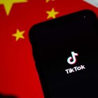 TikTok con la bandera de China de fondo.