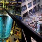 Imágenes del estallido del Aquadom, en el hotel Radisson Collection de Berlín que estalló la mañana del viernes, 16 de diciembre de 2022.