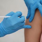 Personal médico inyectando una vacuna. Puede ser la del Covid o otra contra, por ejemplo, el sarampión. En Filadelfia se reportó un brote de esta misma enfermedad.