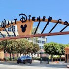 Entrada de Alameda Avenue a los Estudios Walt Disney en Burbank, California