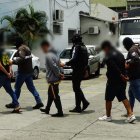 La Policía ecuatoriana escolta a sospechosos recién apresados.