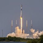 Nave espacial de SpaceX despegando.