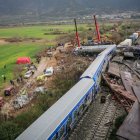 1 de marzo de 2023, Larisa, Grecia: Bomberos y rescatistas operan tras una colisión en Tempe, a unos 376 kilómetros al norte de Atenas, cerca de la ciudad de Larisa, Grecia, . Un tren que transportaba a cientos de pasajeros ha colisionado con un tren de mercancías que circulaba en sentido contrario en el norte de Grecia, matando e hiriendo a decenas de pasajeros.