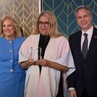 Jill Biden Y Anthony Blinken entregan el Premio Internacional a las Mujeres de Coraje al trans Alba Rueda en la Casa Blanca.