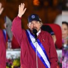 Daniel Ortega saluda sobre una imagen borroneada.