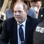Harvey Weinstein saliendo del tribunal tras un día de deliberaciones del jurado en su juicio en Nueva York.