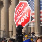 Manifestantes reclaman la prohibición del aborto.