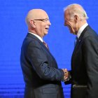 El presidente ejecutivo del Foro Económico Mundial, Klaus Schwab, estrecha la mano del presidente de EEUU, Joe Biden.