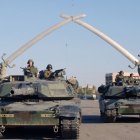 Tankes M1 Abrams estadounidenses posan para una foto bajo el "Arco de la Victoria" en la Plaza de la Ceremonia, Bagdad, Irak, durante la Operación Libertad Iraquí.