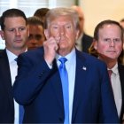 Donald Trump hace el gesto de tener una cremallera