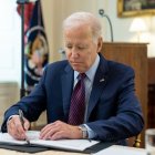 El presidente Joe Biden firma en el despacho oval en una imagen de archivo.