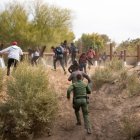 El sheriff de Yuma denuncia que el número de ilegales que cruza diariamente la frontera, como en la imagen, ha pasado de 40 a 1.000.